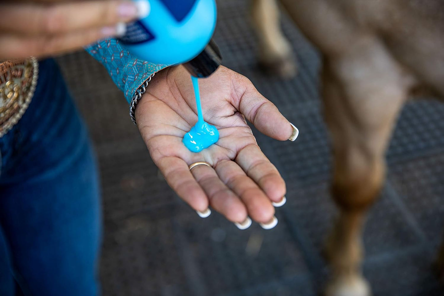 Vetericyn Mobility Equine Liniment for Fast-Acting Relief of Muscles and Joints – Menthol-Based Topical Analgesic for Horses – 16 Ounces